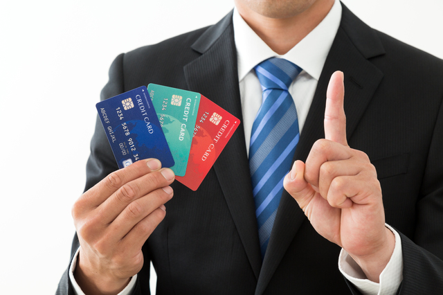 クレジットカード現金化の注意点を解説する男性